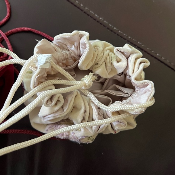 ♦️Little girl small, white & red floral pattern purse pouches w/string straps♦️ - Picture 7 of 8